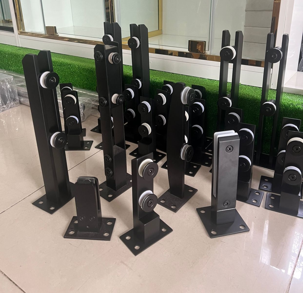 chân trụ lan can cầu thang kính